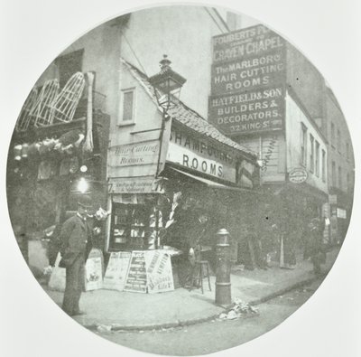 Fouberts Place, Westminster LB: ved Kingly Street, 1890 af English Photographer