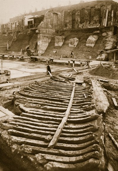 Galley, fundet på stedet for County Hall i 1910 (sepia foto) af English Photographer