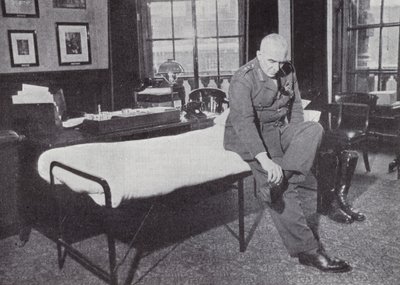 General Sir Edmund Ironside, Chief of the Imperial General Staff, in his office at the War Office, where he frequently slept during World War II, 1939-1940dani af English Photographer