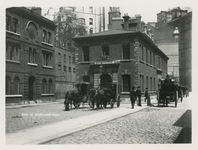Generelt billede af hestevogne i Scotland Yard af English Photographer
