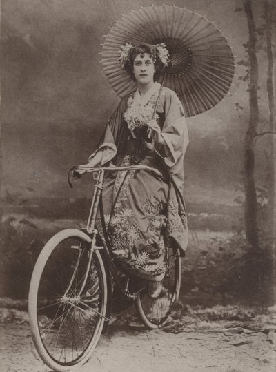 Pige på cykel, klædt på japansk mode af English Photographer