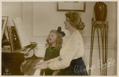 Gladys Cooper og pige ved klaver af English Photographer