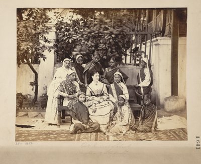 Gruppe af elskerinde og elever fra Government Normal School, Bombay af English Photographer