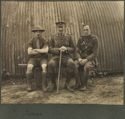 Gruppe på tre soldater uden for en Nissan-hytte, ca. 1914-18 af English Photographer