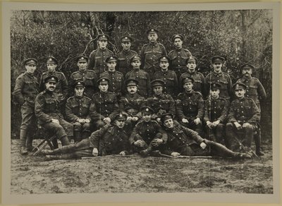 Gruppeportræt, muligvis Leicester Royal Horse Artillery, 1914-15 af English Photographer