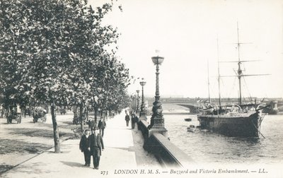 HMS Buzzard fortøjet langs Victoria Embankment af English Photographer
