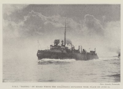 HMS Daring, om bord, hvor den katastrofale eksplosion fandt sted den 11. juni af English Photographer