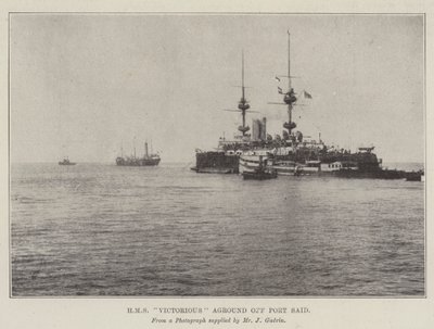 HMS Victorious grundstødte ud for Port Said af English Photographer