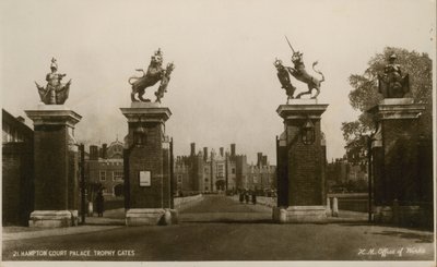 Hampton Court Palace Trophy Gates af English Photographer