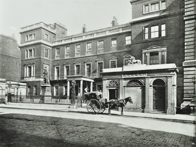 Hansom førerhus uden for krigskontoret Pall Mall, Willis Collection, 1890 af English Photographer