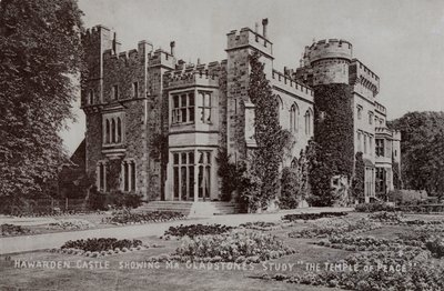 Hawarden Castle, hjemsted for den engelske politiker og premierminister William Gladstone, Hawarden, Flintshire, Wales (s/h foto) af English Photographer