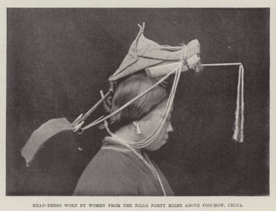 Hovedkjole båret af Women from the Hills Forty Miles over Foochow, Kina af English Photographer
