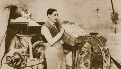 Hebraisk bageri tilbereder usyret brød til påsken (sepia-billede) af English Photographer