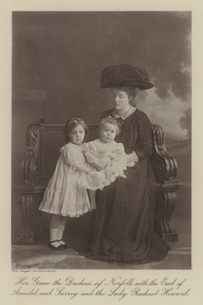 Hendes Nåde hertuginden af Norfolk med jarlen af Arundel og Surrey og Lady Rachael Howard (s/h-foto) af English Photographer