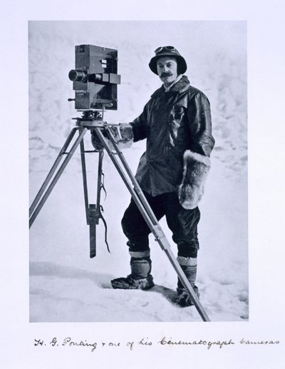 Herbert Ponting (1870-1935) med et kinematografisk kamera på Terra Nova-ekspeditionen (1910-13) til Sydpolen ledet af kaptajn Scott, 1910-12 af English Photographer