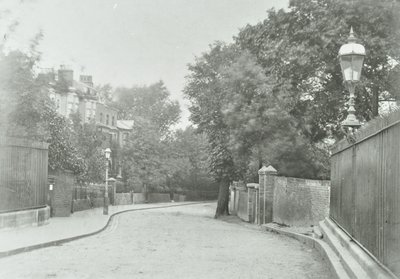 Highgate Archway: østlig tilgang med gammel lampe fastgjort til rækværk, 1896 af English Photographer