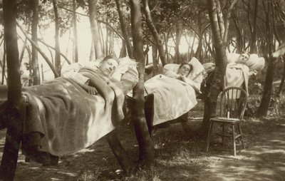 Humleplukkere sover i hængekøjer på en gård i Kent (s/h-foto) af English Photographer