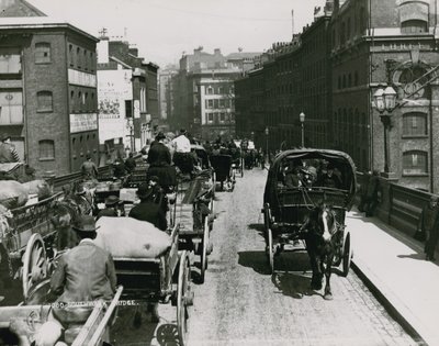 Hestetrukne vogne passerer over Southwark Bridge af English Photographer