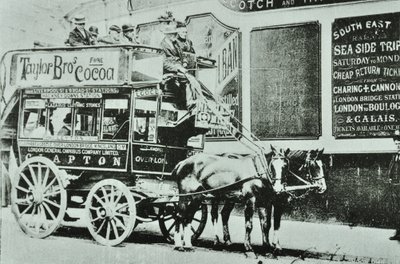 Hestetrukket omnibus med passagerer, 1899 af English Photographer