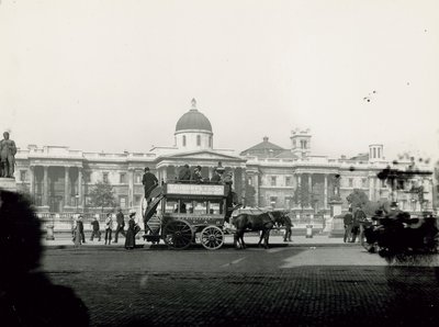 Hestevognstransport på Trafalgar Square af English Photographer