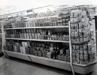 Husholdningsartikler gang, Woolworths butik, 1956 af English Photographer