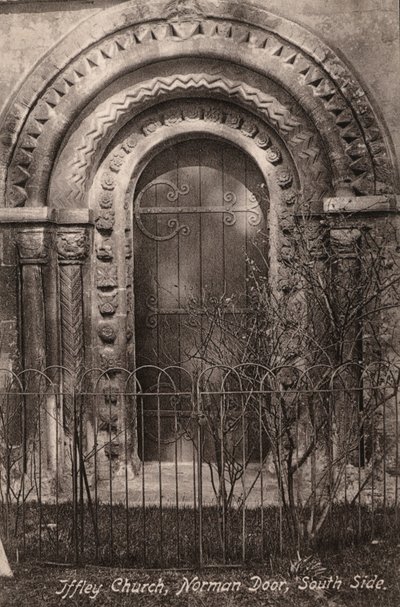 Iffley Church, Norman Door, South Side (s/h foto) af English Photographer