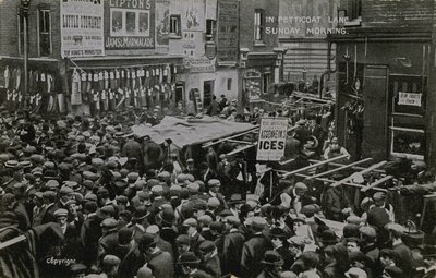 I Petticoat Lane, London, søndag morgen af English Photographer