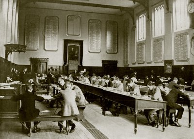 I en stor offentlig skole: Cheltenham (s/h-billede) af English Photographer