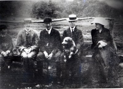James og Lytton Strachey med Thoby, Adrian og Virginia Stephen i Fritham, Hampshire, 1901 af English Photographer