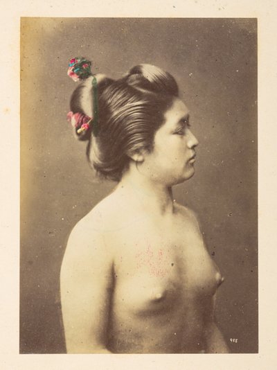 [japansk] Piger bader, Halvlængde højre profilportræt af en nøgen ung kvinde,  Fotograf: Ukendt  Lucas Collection: Fotografisk optagelse af Charles James og Morton P, Lucas