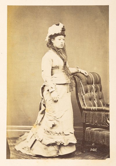 Japansk kvinde i europæisk kjole, Stående studieportræt i fuld længde af en ung japansk kvinde i western kjole og hat,  Fotograf: Ukendt  Lucas Collection: Fotografisk optagelse af Charles James og Morton P, Lucas
