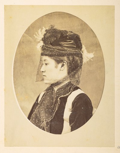 Japansk kvinde i europæisk kjole, Ovalt billede; hoved-og-skuldre venstre profilportræt af en ung japansk kvinde i europæisk kjole, med hat og slør,     Fotograf: Ukendt  Lucas Collection: Fotografisk optagelse af Charles James og Charles James