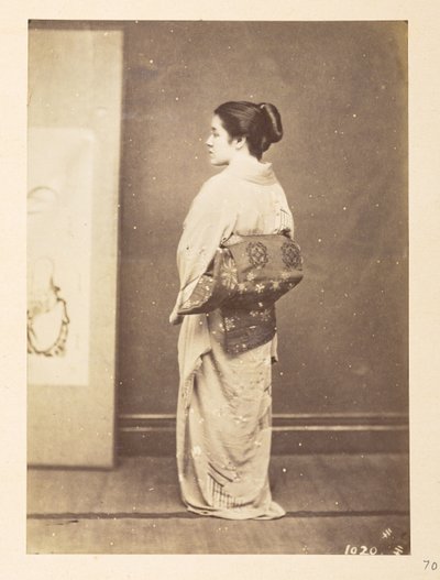 Japansk kvinde i traditionel kjole, Fotograf: Ukendt  Lucas Collection: Fotografisk optagelse af Charles James og Morton P, Lucas