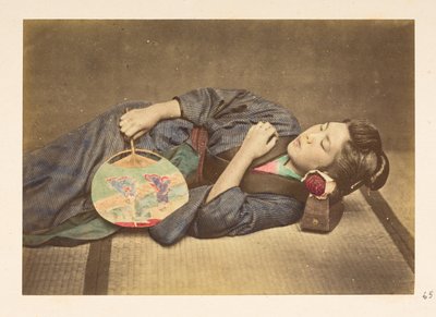 Japansk kvinde sover, Tre-kvart længde studieportræt af en ung japansk kvinde, der sover, holder en vifte i højre hånd og med hovedet hvilende på en træpude,   Fotograf: Ukendt  Lucas Collection: Fotografisk optegnelse over verden t af English Photographer