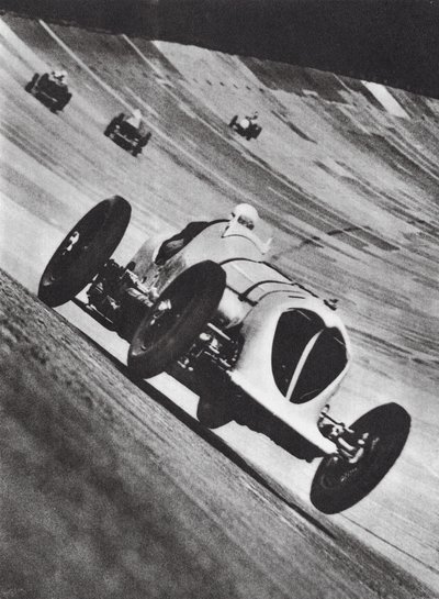 John Cobbs Napier-Railton kører ræs på Brooklands (s/h-foto) af English Photographer