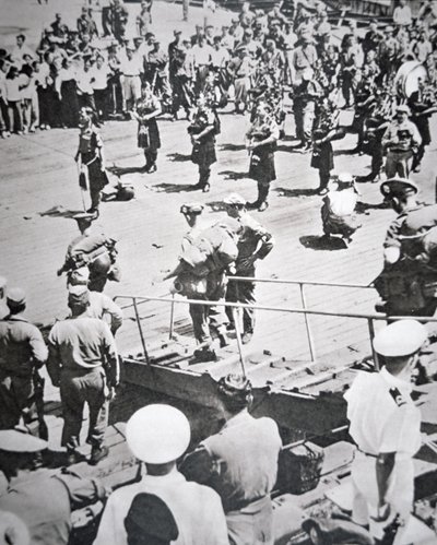 Kiltede pibere spiller i land fra 1. bataljon Argyll og Sutherland Highlanders fra HMS Ceylon ved Pusan, 29. august 1950 (s/h foto) af English Photographer