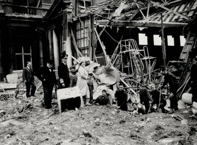 Kong George VI og dronning Elizabeth undersøgte sammen med Winston Churchill bombeskader, formentlig på Buckingham Palace (s/h foto) af English Photographer