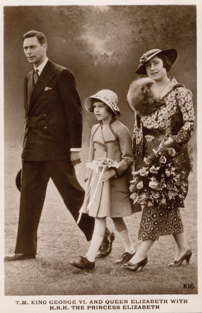 Kong George VI og dronning Elizabeth med deres datter prinsesse Elizabeth (senere dronning Elizabeth II) (s/h foto) af English Photographer