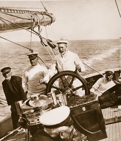King George ved roret på hans yacht Britannia, 1920