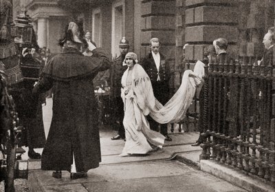 Lady Elizabeth Bowes Lyon på vej til sit bryllup den 26. april 1923 med H.R.H. Hertugen af York, senere kong George VI, fra The Story of Twenty Five Years, udgivet 1935 af English Photographer