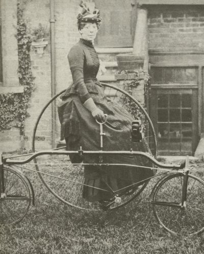 Dame på trehjulet cykel af English Photographer