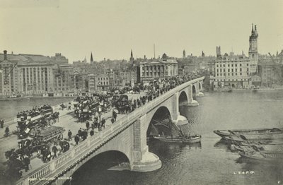 London Bridge: hestetrukne omnibusser og vogn, såvel som fodgængere, krydser broen, 1895 af English Photographer