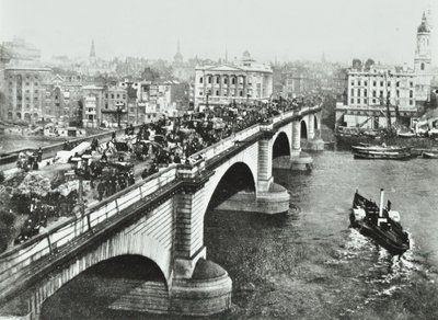 London Bridge: hestetrukket trafik på broen, 1895 af English Photographer
