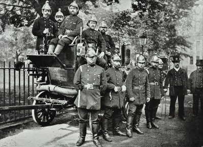 London Fire Brigade: gruppe af brandmænd, med motor og drejehaner, 1895 af English Photographer