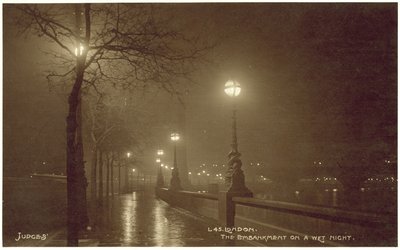 London, The Embankment på en våd aften (s/h foto) af English Photographer
