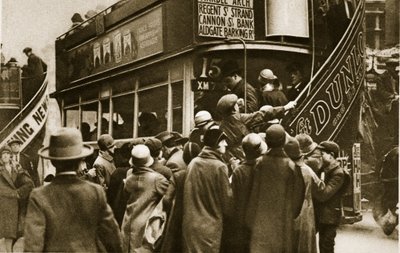 Londonboere skynder sig efter en bus på Ludgate Hill (sepia-billede) af English Photographer