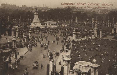 Londons Great Victory March, fugleperspektiv ved Victoria Memorial (s/h foto) af English Photographer