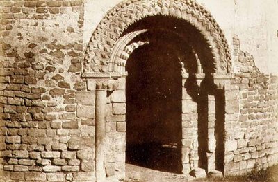 Ludlow Castle: Rundkirkens døråbning, ca. 1852-3 (foto) af English Photographer