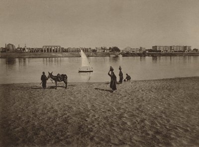 Luxor, generel udsigt over Luxor-templet fra Nilen af English Photographer