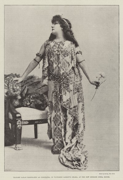 Madame Sarah Bernhardt som Cleopatra i Victorien Sardous Drama i det nye engelske operahus af English Photographer